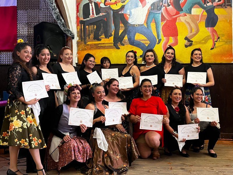 Clau Tapia como intérprete de folklore junto a sus compañeros de la Academia Chile Danza