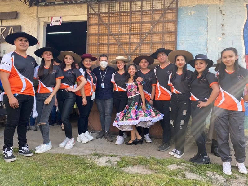 Clau Tapia con estudiantes tras un taller de cueca